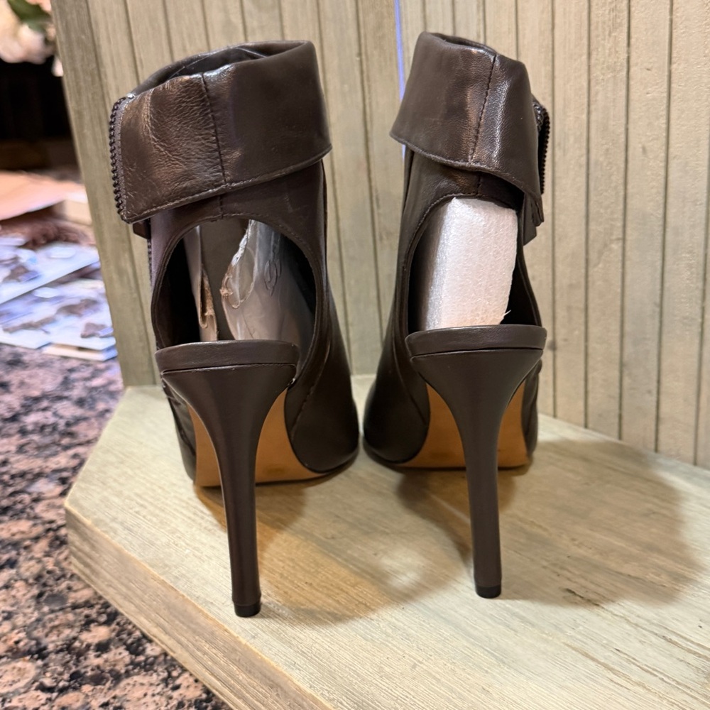 New Vince Camuto Grey Leather Peep-Toe Ankle Heels 7M - Picture 6 of 11